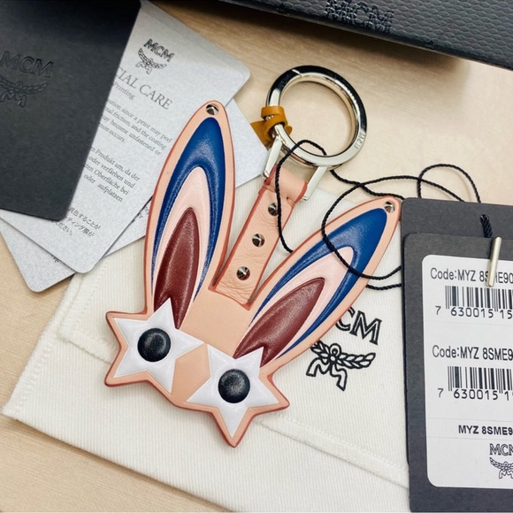 Authentic MCM soft leather star - Picture 4 of 10